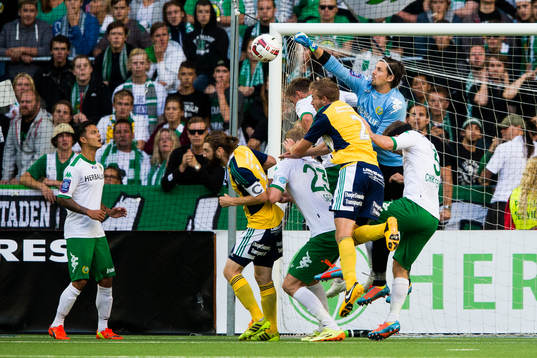 Hammarbys målvakt Johannes Hopf boxar undan bollen
