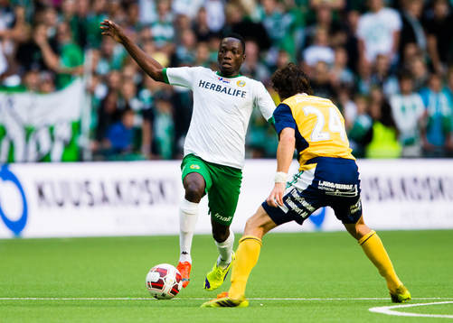Hammarbys Amadaiya Rennie i kamp om bollen med Ljungskiles