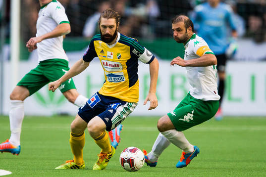 Ljungskiles Marcus Gustafsson i kamp om bollen med