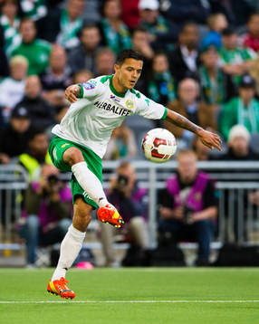 Hammarbys Michael Timisela tar ner bollen