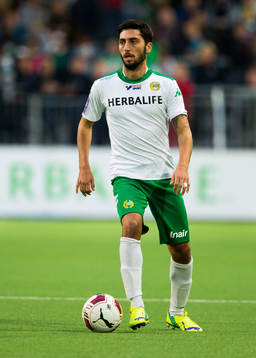 Hammarbys Nahir Besara med bollen