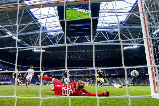 s målvakt Patrik Carlgren med en räddning på en