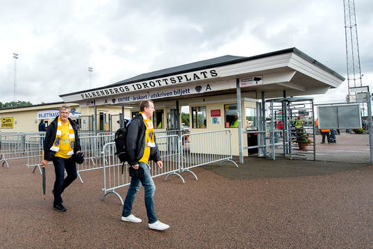 Falkenbertssupportrar utanför Falkenbergs Idrottsplats