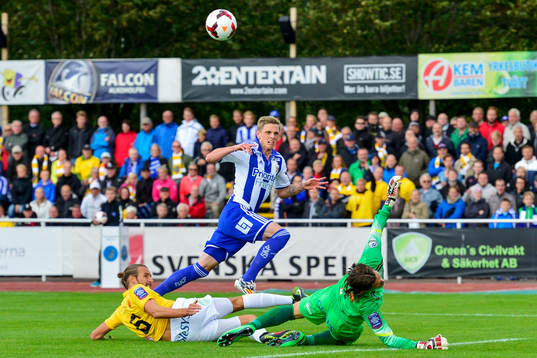 IFK Göteborgs Sören Rieks kommer fri med Falkenbergs