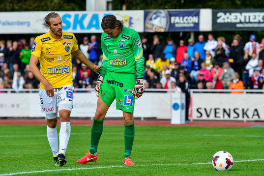 Falkenbergs Tobias Carlsson tröstar målvakt Otto Martler