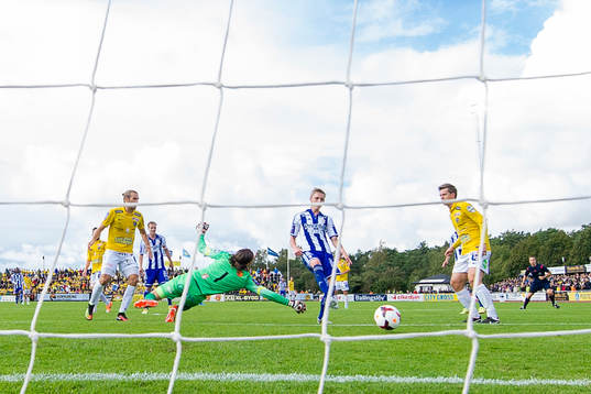 IFK Göteborgs Sören Rieks gör 0-1 bakom Falkenbergs