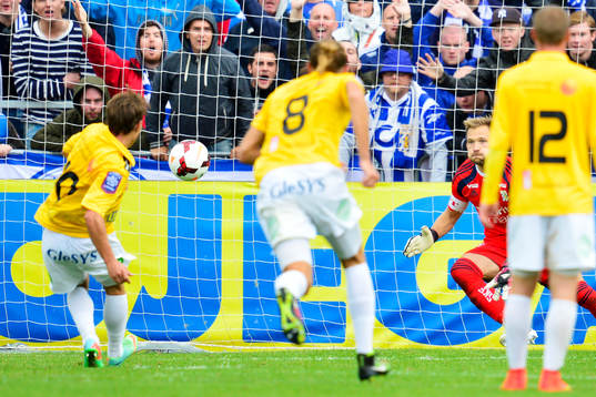 Falkenbergs Anton Wede gör 1-2 på straff