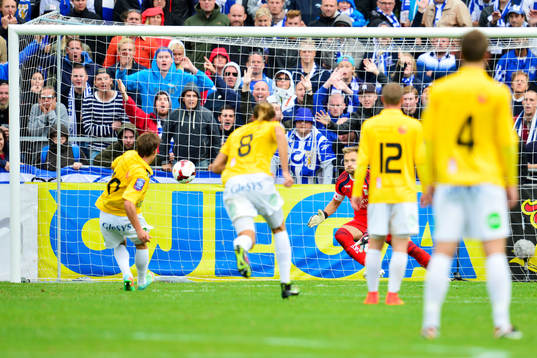 Falkenbergs Anton Wede gör 1-2 på straff