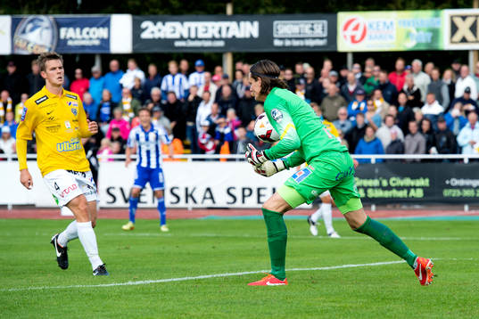 Falkenbergs målvakt Otto Martler tappar bollen vilket