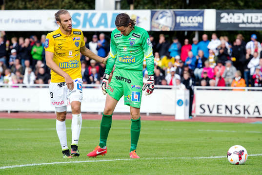 Falkenbergs Tobias Carlsson tröstar målvakt Otto Martler