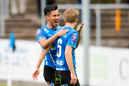 Halmstads Antonio Rojas jublar med Johan Blomberg