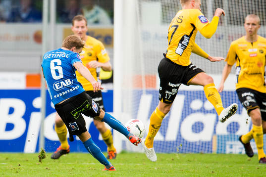 Halmstads Johan Blomberg skjuter in 1-1 på volley