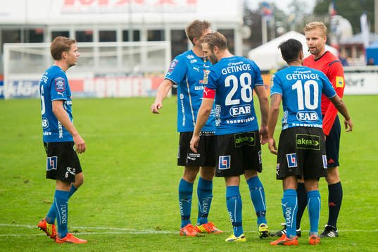 Halmstads spelare är framme och pratar med domare Glenn