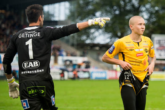 Halmstads målvakt Stojan Lukic (tv) och Elfsborgs