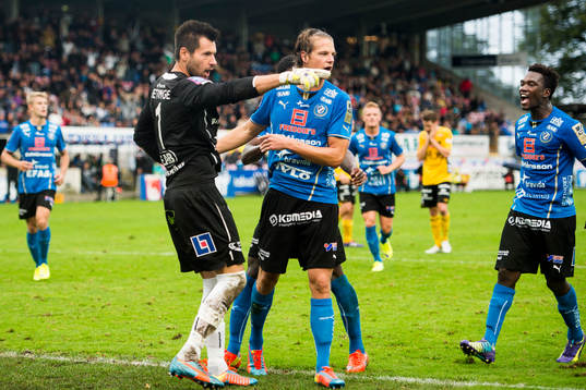 Halmstads målvakt Stojan Lukic kramas om av Fredrik