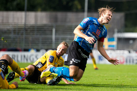 Halmstads Jesper Westerberg kapas av Elfsborgs Andreas