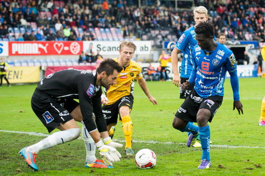 Halmstads målvakt Stojan Lukic plockar upp bollen framför