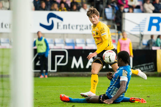 Elfsborgs Arber Zeneli slår bollen förbi Halmstads Joseph