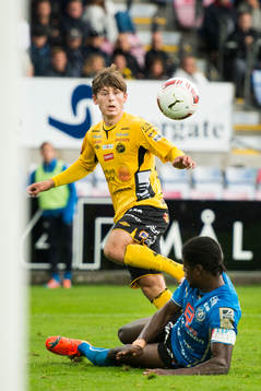 Elfsborgs Arber Zeneli slår bollen förbi Halmstads Joseph