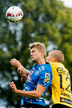 Halmstads Viktor Ljung i nickduell med Elfsborgs Sebastian