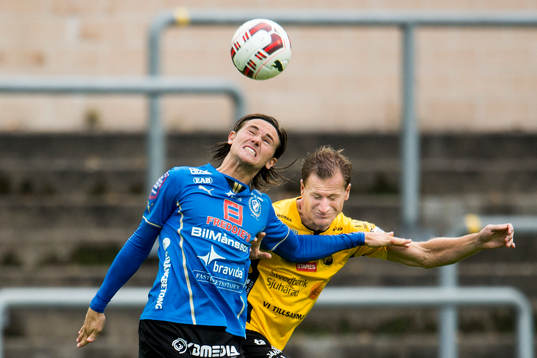 Halmstads Marcus Antonsson i nickduell med Elfsborgs Daniel