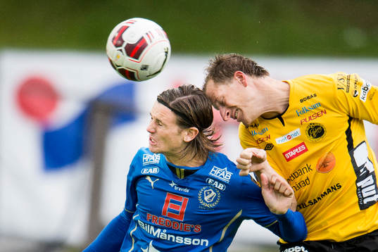 Halmstads Marcus Antonsson i nickduell med Elfsborgs Daniel