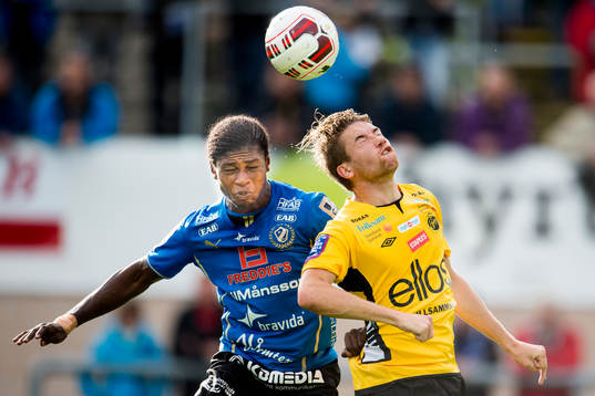 Halmstads Joseph Baffo i nickduell med Elfsborgs Marcus