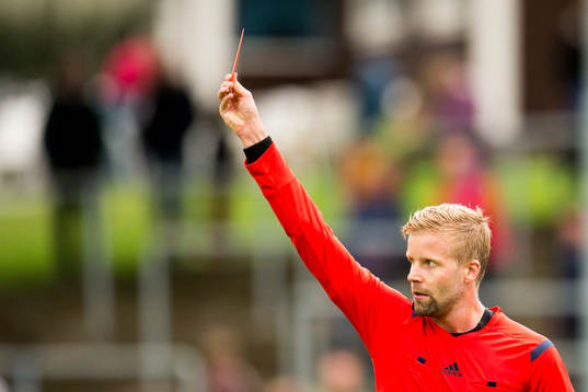 domare Glenn Nyberg ger rött kort