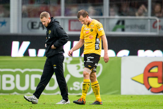 Elfsborgs Daniel Mobaeck lämnar planen skadad