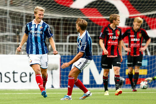 Djurgårdens Sebastian Andersson jublar med Martin Broberg