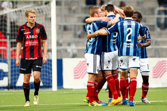 Djurgårdens Sebastian Andersson firas av lagkamraterna
