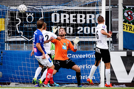 Åtvidabergs Ricardo Santos gör 1-1 bakom Örebros