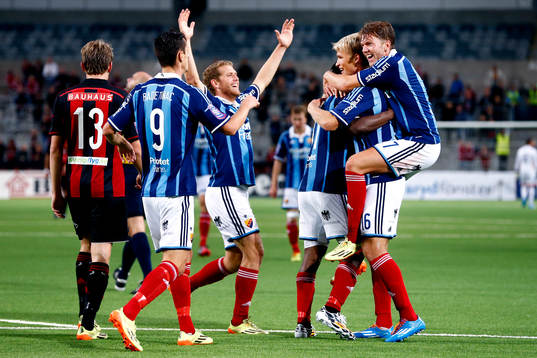 Djurgårdens Sebastian Andersson blir omkramad av sina