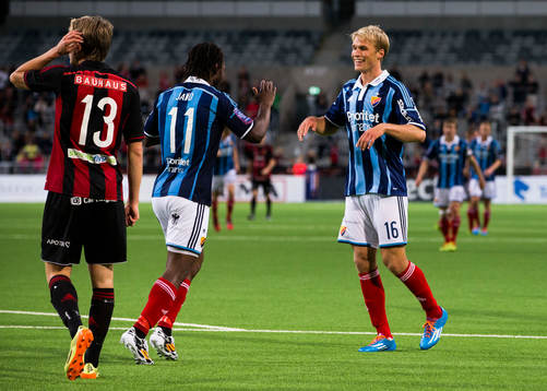 Djurgårdens Amadou Jawo gratulerar Sebastian Andersson