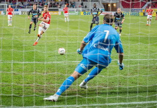 Kalmars Måns Söderqvist slår en straff som Gefles