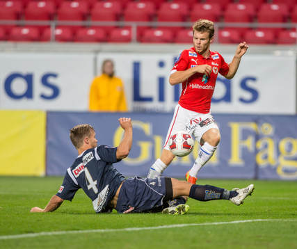 Kalmars Måns Söderqvist får en straff