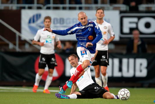 Åtvidabergs Daniel Sjölund över Marcus Pode