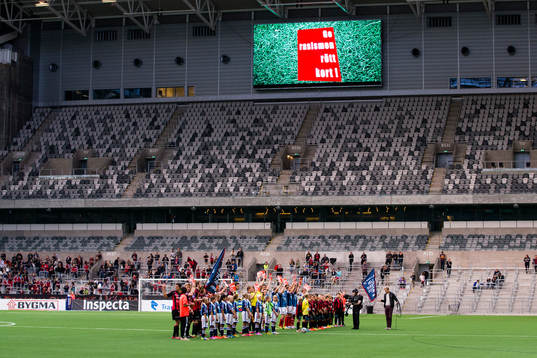 Djurgårdens och Brommapojkarnas spelare håller upp röda