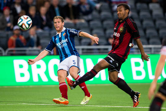 Djurgårdens Stefan Karlsson med ett inlägg förbi