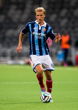 Djurgårdens Sebastian Andersson med bollen