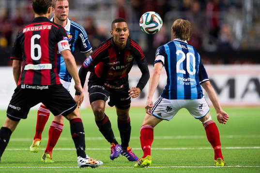 Brommapojkarnas Seth Hellberg i duell om bollen med