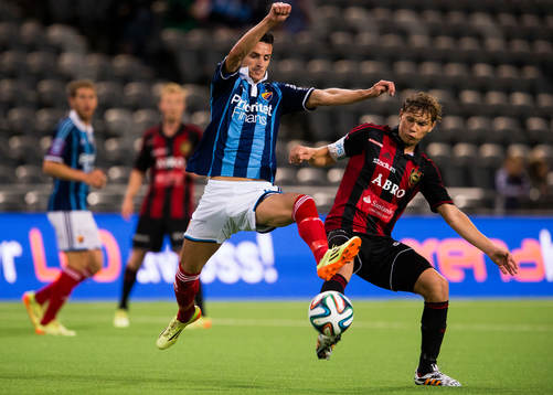 Djurgårdens Haris Radetinac i kamp om bollen med