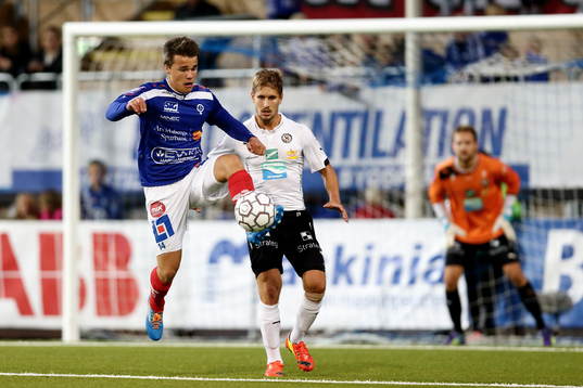 Åtvidabergs Simon Skrabb med bollen framför Daniel