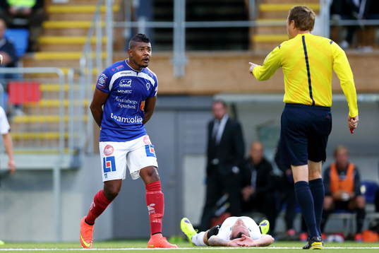 Åtvidabergs Ricardo Santos diskuterar med domare Markus