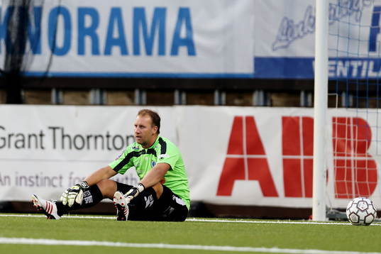 Åtvidabergs målvakt Henrik Gustavsson deppar