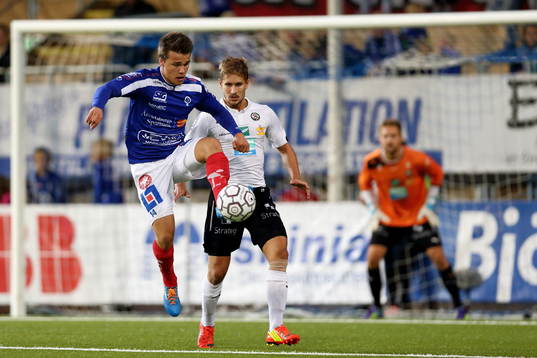 Åtvidabergs Simon Skrabb med bollen framför Daniel