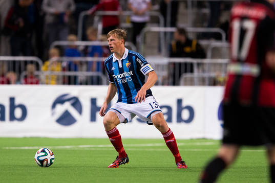 Djurgårdens Emil Bergström med bollen