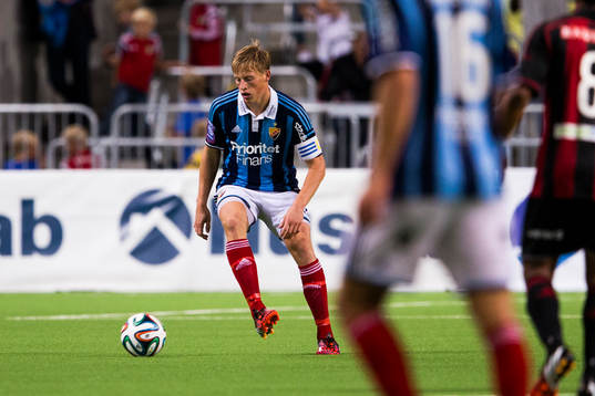 Djurgårdens Emil Bergström med bollen