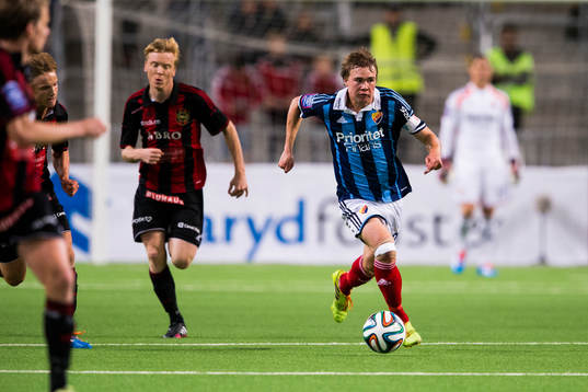 Djurgårdens Simon Tibbling med bollen
