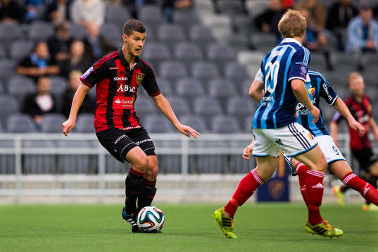 Brommapojkarnas Mauricio Albornoz med bollen